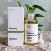 The Ordinary Glycolic Acid 7 Toner in packaging with a bottle, highlighting its exfoliating properties and pH level.